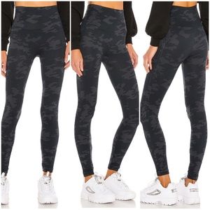 •SPANX• Look At‎ Me Now Seamless Leggings in Black Camo Size Medium Shapewear